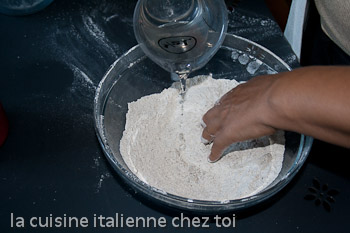 ajouter l'eau aux farines pour les pizzoccheri