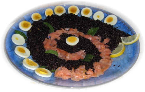 salade de riz noir avec saumon fumé