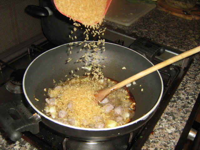 ajouter le riz dans la poele 